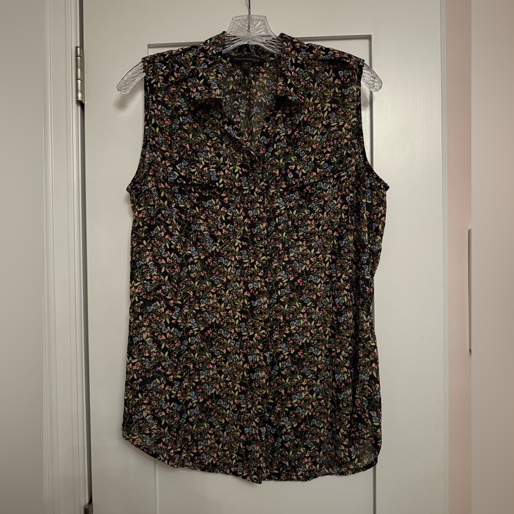 🌸 Banana Republic Sleeveless Floral Button-Down – Size M